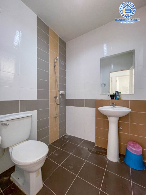 *****ทาวน์เฮ้าส์มือสองย่านนนทบุรี ม.เดอะโมดิช บางบัวทอง บนเนื้อที่ 19.5 ตร.ว. ฟังก์ชันจัดหนักจัดเต็ม 4 ห้องนอน 2 ห้องน้ำ 1 ที่จอดรถ บ้านราคาถูกสุดในโครงการ!  บนทำเลเชื่อมต่อหลายเส้นทาง ใกล้เซ็นทรัลเวสต์เกต และรถไฟฟ้าสายสีม่วง "สถานีคลองบางไผ่"